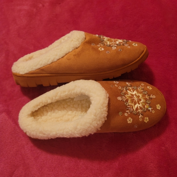 Snowflake Slippers Size Large (9-10) - Picture 2 of 6